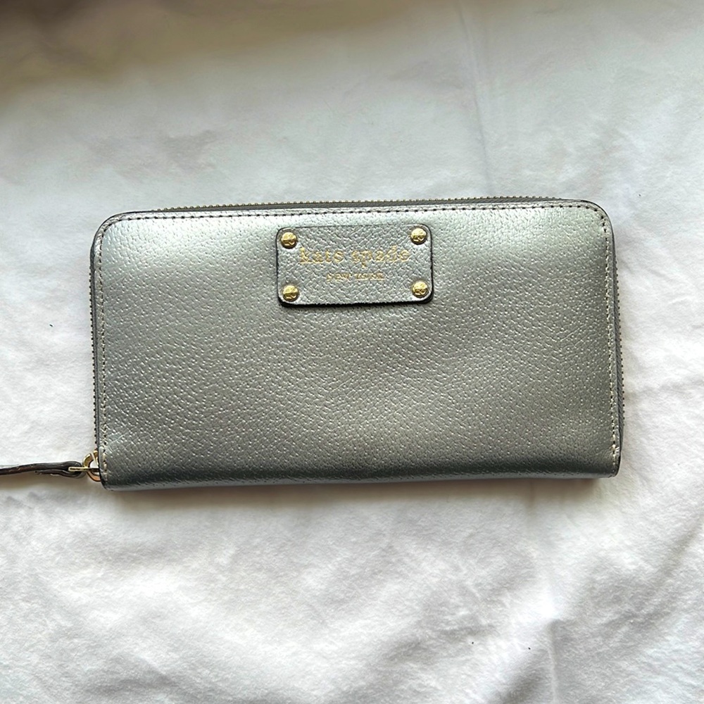 Kate Spade Silver zippered wallet